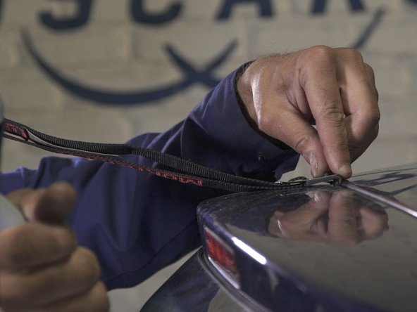 Placer les crochets dans les rainure du hayon