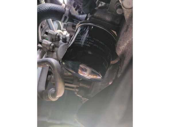 Au doigt, huiler légèrement le joint du nouveau filtre