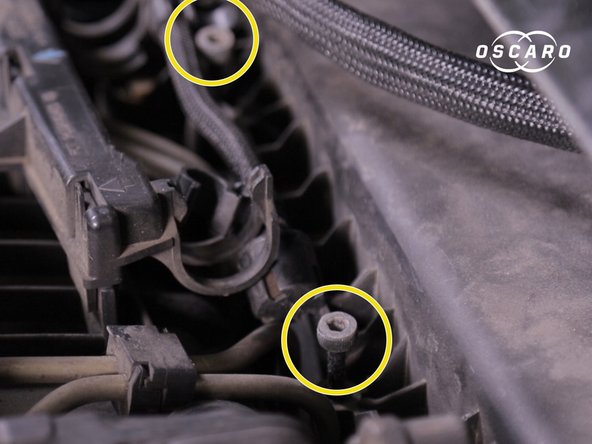 Deux vis sur trois du couvercle de la boite à air sont accessibles ,dévisser les avec la clé Allen de 4 sans les retirer