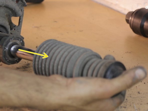 Retirer le soufflet de protection de la tige de l'amortisseur