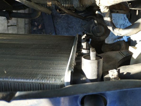 faire basculer le canister et le soulever pour le libérer