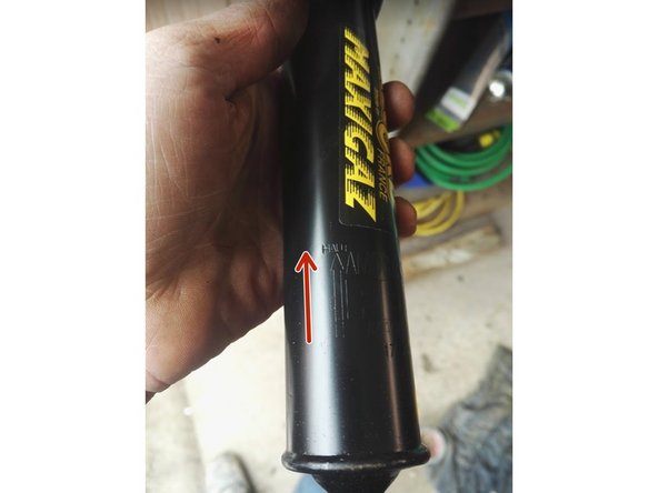 
Check that the shock absorbers are identical. Pay attention to the mounting direction of the new shock absorber (Red silent block = upper axle (fixed to the chassis)
