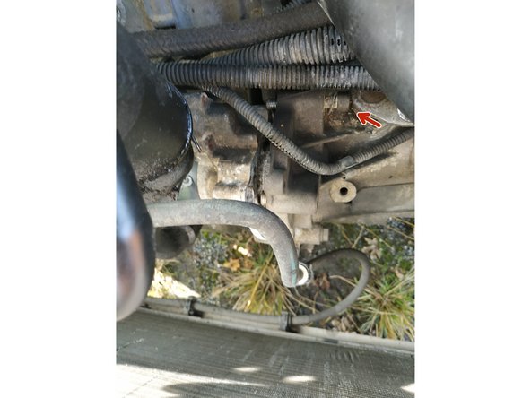 libérer le démarreur, la vis la plus en arrière peut rester