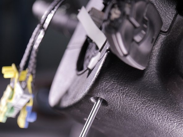 Serrer les deux vis de la coquille inférieure pour serrer cette dernières