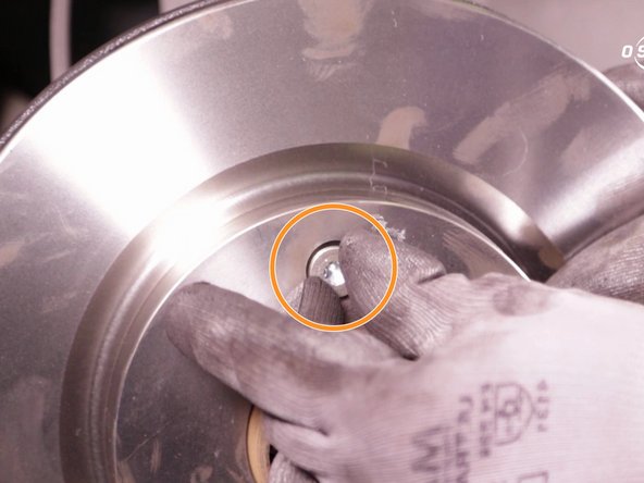 
Insert and tighten the disc retaining screws by hand.
