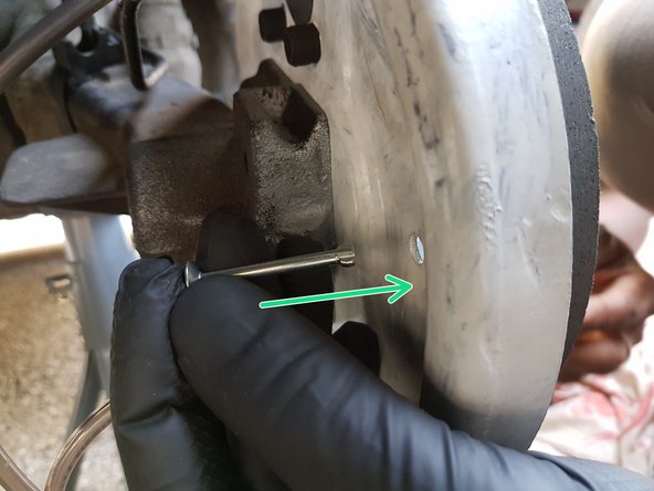 
Place the fittings on the plate and fix the springs as when disassembling.
