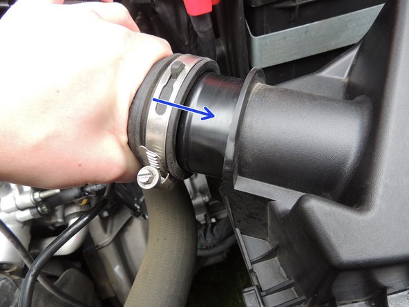 Réengager le conduit d'air sur le couvercle.