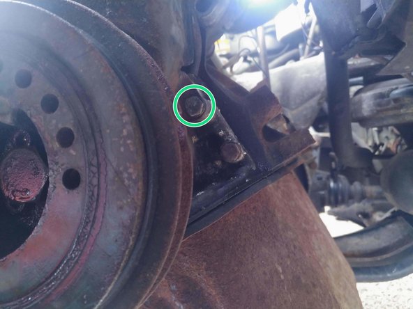 Dévisser les 2 écrous du cache inférieur puis dégager ce dernier