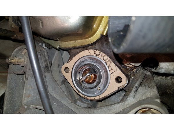 Si vous placez le joint papier avant le thermostat celui-ci ne plaquera pas à fond dans la gorge et ça va fuir.