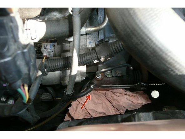 Enfiler l'embout du tuyau sur la vis de purge