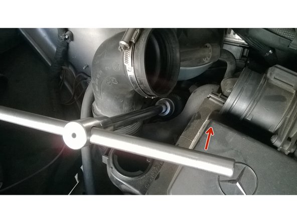 Avec une douille de 27 et une rallonge il faut dévisser le couvercle en plastique.