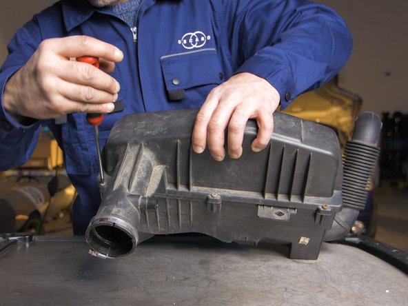 Desserrer les 3 dernières vis à l'aide du tournevis cruciforme