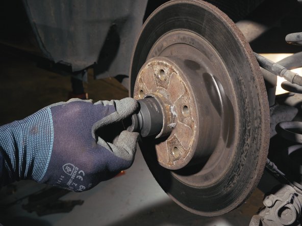 A l'aide d'une douille de 36, d'une clé à douille et de la rallonge la plus longue possible, desserrer l'écrou du moyeu