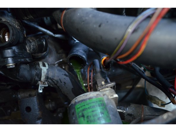 Avec une pince retirez le collier puis tirez sur la durites pour l'enlever.