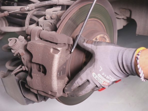 A l'aide d'un tournevis plat retirer le ressort en tirant vers vous