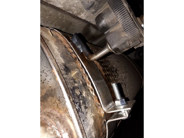 Contrôler visuellement que le changement du silentbloc de suspension d'échappement soit correctement effectuée.