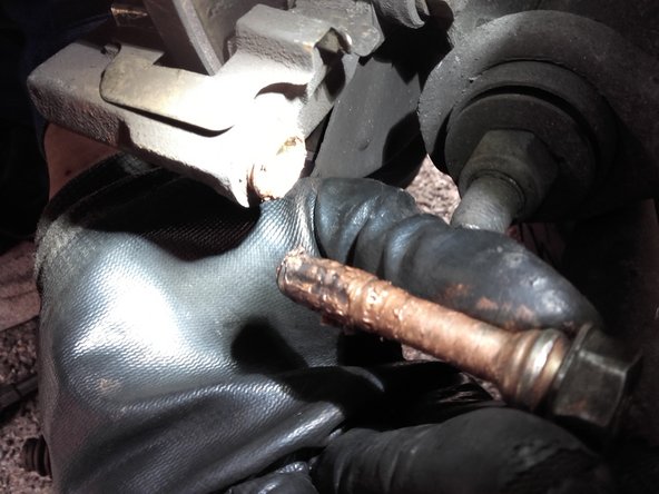 Dévisser la vis de 13 et retirer la douille.