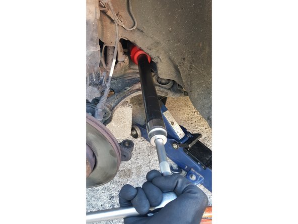 Placez l'outil sur la biellette puis desserrez la biellette.