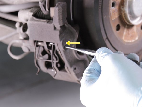 A l'aide d'un chasse goupille , pousser et retirer la goupille du haut