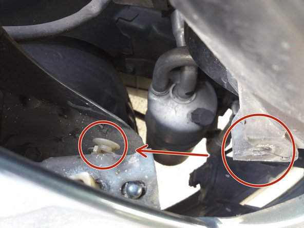 Veillez à ce que l'encoche sur l'extérieur du projecteur s’emboîte dans le connecteur de la carrosserie.