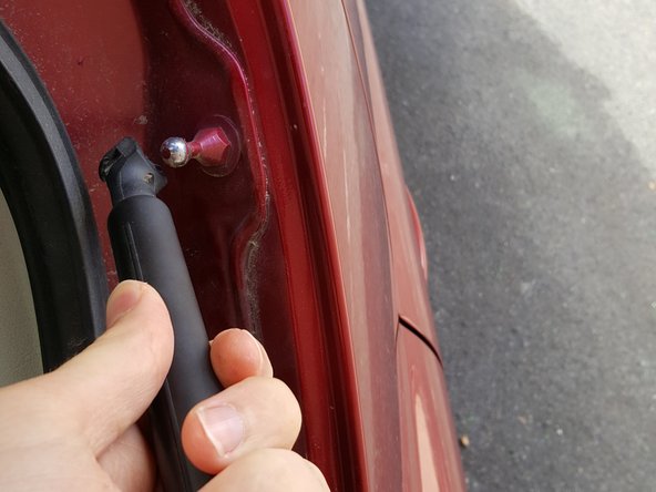 Pousser le vérin pour le clipser dans la rotule.