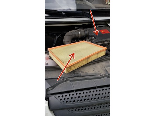 Comparez bien les deux filtres à air (ancien et nouveau) puis placez le nouveau filtre à air dans le logement en respectant le sens de sa pose dans le boitier.