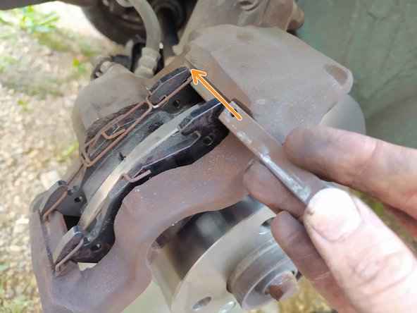 Replacer la clavette en s'aidant d'un marteau si besoin.