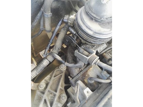 Déposez le câble d'accélérateur en basculant le papillon (Comme si vous appuyez sur la pédale) et simplement le glisser hors de son logement