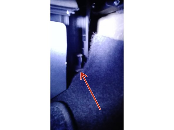 Photo 1, le filtre d'habitacle se change à chaque vidange, il permet de filtrer l'air que vous respirez de tous les gaz qui y passent lorsque vous roulez, autant dire qu'il est très important pour votre santé. celui se situe derrière la console centrale,on y accède par le côté passager et sous la boite à gant.