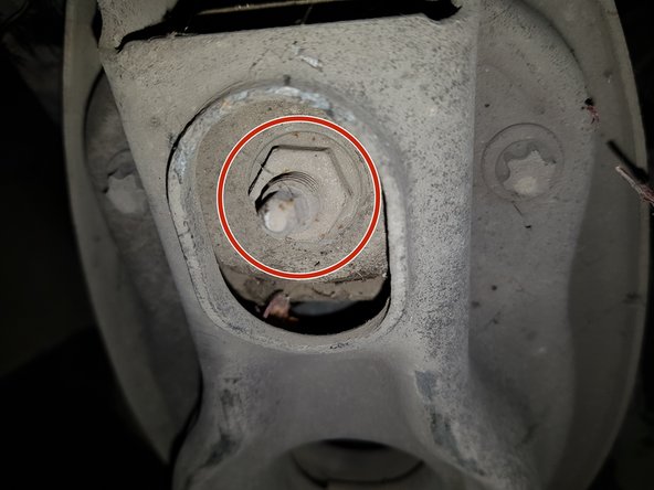 Avec une douille de 17mm retirez l'écrou de serrage.