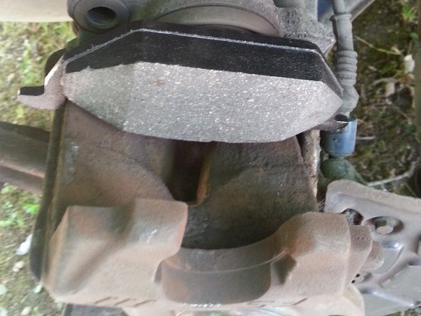 Reposer les 2 nouvelles plaquettes de frein