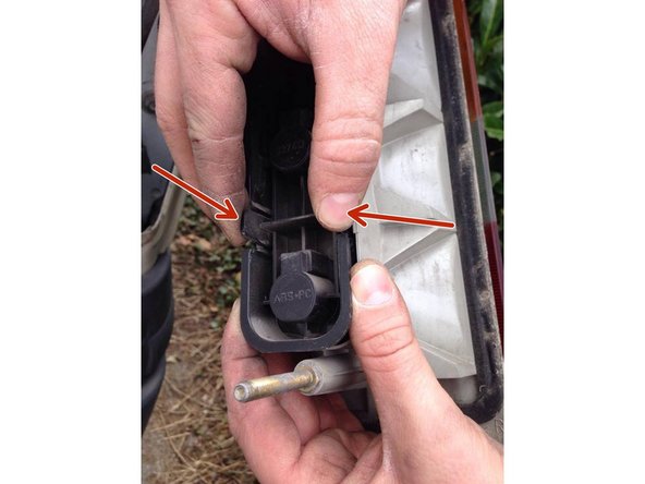 Derrière le phare, vous avez 2 clips disponible qui se pince fortement tout en tirant vers l'extérieur pour déclipsser le plastique noir du phare.