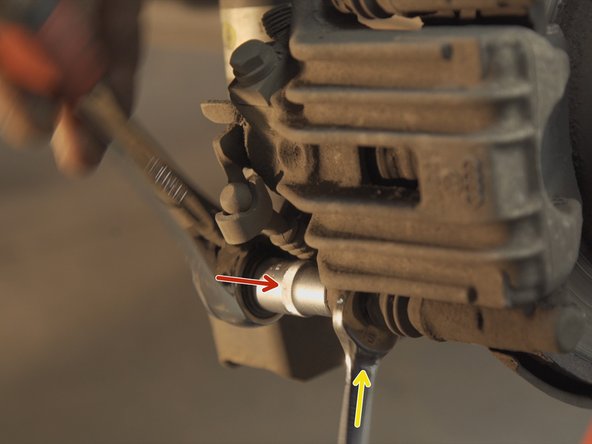 Maintenir fermement la colonnette avec une clé plate de 15