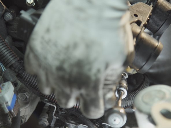 Replacer les deux vis du support et les resserrer à l'aide du cliquet et de la douille de 13