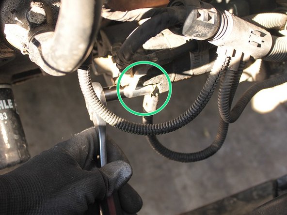 Avec la clé cliquet à douille de 10mm, dévisser l’écrou du câble inférieur sur le solénoïde du démarreur.