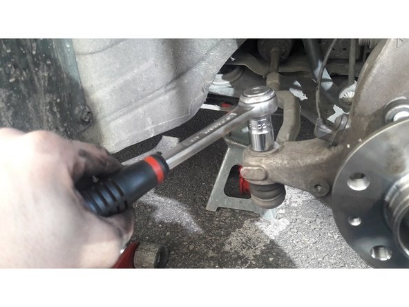 Cette etape n'est pas obligatoire mais permet de travailler plus facilement pour la suite. Devisser et défaire du pivot la rotule de direction