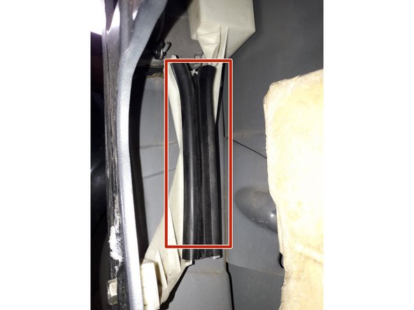 Retirer les 2 joints de coulisse d'encadrement de vitre à l'intérieur de la porte