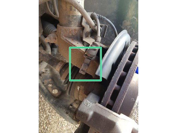 Ensuite, utilisez un petit tournevis plat puis appuyer sur la connectique d'usure des plaquettes de freins pour pouvoir la retirer.