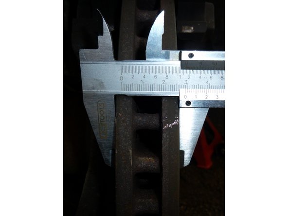 Comme l'étrier est démonté,  profiter pour contrôler l'épaisseur du disque. Ici 29 mm pour une épaisseur mini de 24mm.