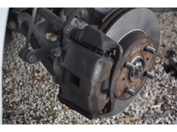 Appuyez à plusieurs reprises sur la pédale de frein jusqu'au durcissement avant de rouler avec le véhicule