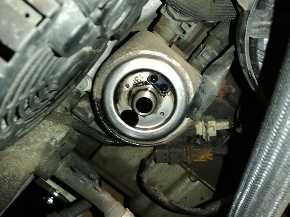 Dévisser l'ancien filtre, et déposer celui-ci