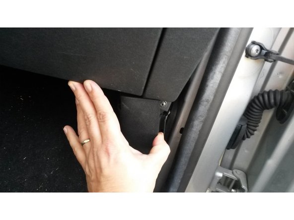 Pour accéder à une vis il faut écarter la plastique d'habillage sous la boite à gants.