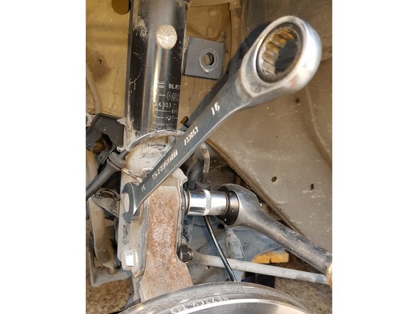 Pour éviter cela j'ai placé un parpaing et une cale en bois. Il faudra quand même s'assurer que la fusée ne penche pas sur un côte une fois la jambe de force sortie.