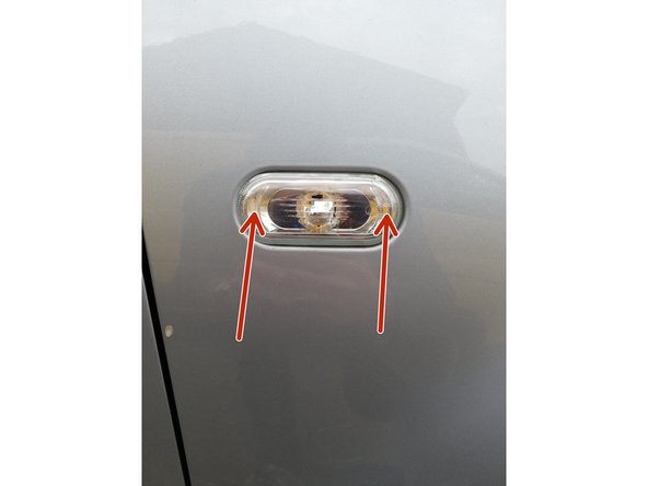 Remonter le feu dans le logement prévu sur la carrosserie. commencer par le coté gauche, puis le coté droit