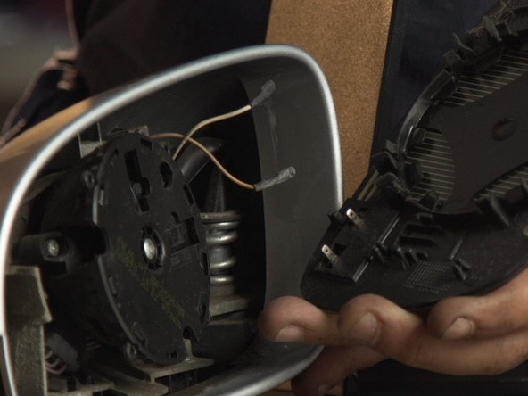 Avec un petit tournevis plat, détacher les deux connecteurs du miroir