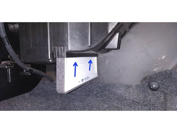 cela vous aidera à glisser le filtre neuf plus facilement dans son logement