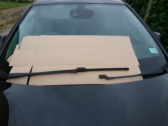 Terminer le démontage en tirant le balai hors de son support.