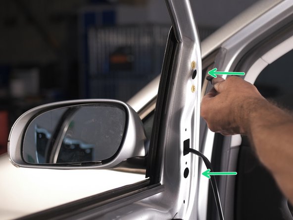 Resserrer les deux vis du rétroviseur à l'aide du tournevis Torx 30