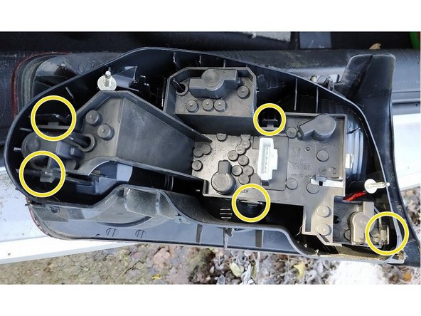 écarter les 5 clips pour libérer la platine (ne pas trop forcer)