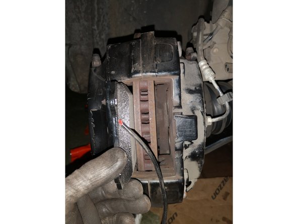 Insérez vos nouvelles plaquettes à la main. Si cela force, c'est que vos pistons ne sont pas suffisamment repoussés. Vous pouvez retourner à l'étape 5 et terminer de repousser vos pistons. Ne forcez surtout pas au  risque d'abimer votre plaquette, disque ou pire votre étrier.